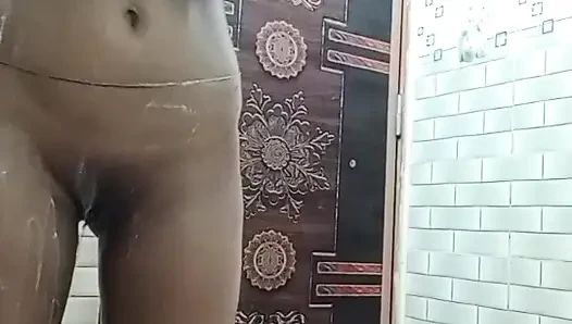 Секс-видео в душе девушка дези принимает душ и показывает ее красивую киску дези XXX