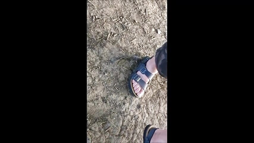 Am jucat în Birkenstock în aer liber și pe o bancă cu penisul meu