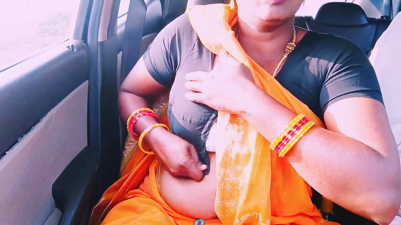 Người giúp việc Desi saree làm tình trên xe hơi Telugu nói chuyện tục tĩu.