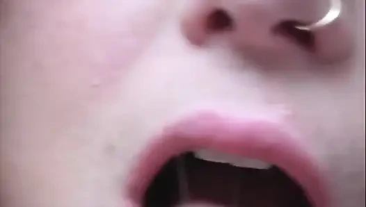 Tombul dolgun kadın ilk porno çekiminde taşakları emiyor