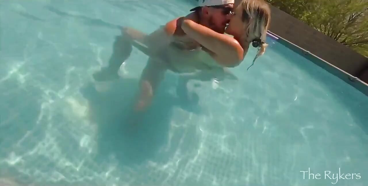 Quente casal na piscina - os vizinhos adoram quando fazemos um show!