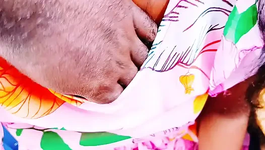 İpek teyze açık havada seks Telugu edepsiz konuşuyor.