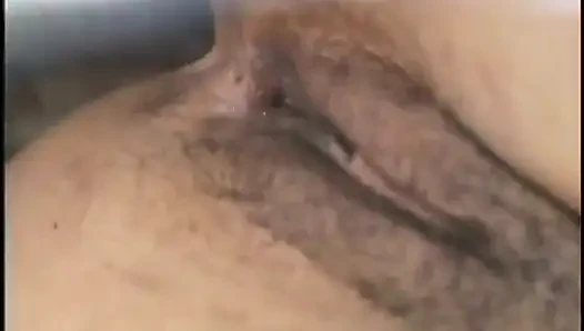 Beyaz dövmeli adam aletini emdiriyor ve iki zenci genç kız tarafından sikiliyor