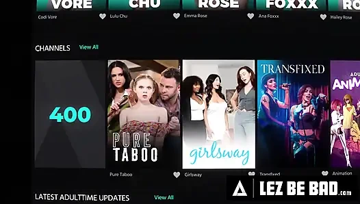 LEZ BE BAD - возбужденная Lilly Bell бесплатно использует Ameena Green, пока неудобная Bestie смотрит фильм