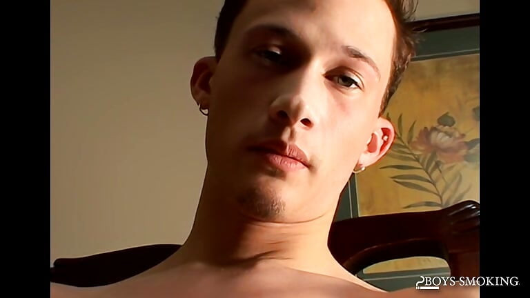 Boyssmoking: Braden Spence świeci dymem i bawi się ciasną dupą