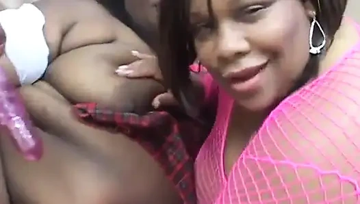 Drei schätzchen mit dicken hintern genießen es, eine riesige stange in innenräumen zu blasen