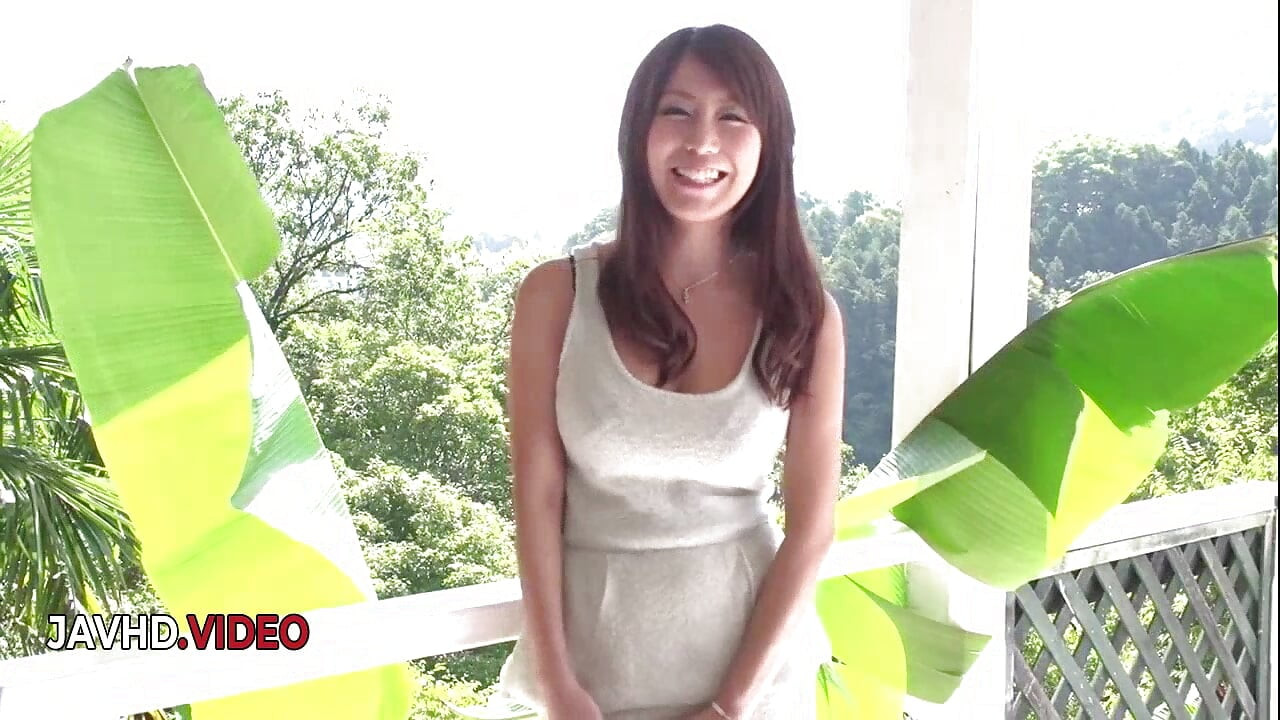 Sensual MILF japonesa Chihiro Akino disfruta de un creampie al aire libre
