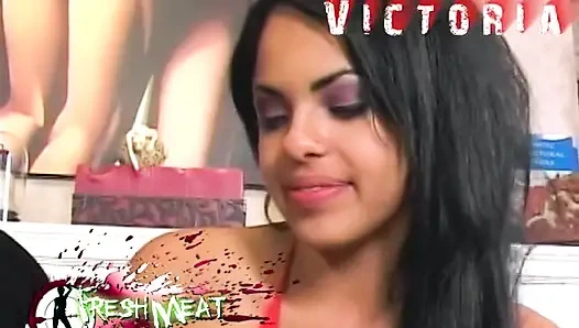 Wanita seksi dengan renda merah lagi asik nyepong kontol suaminya