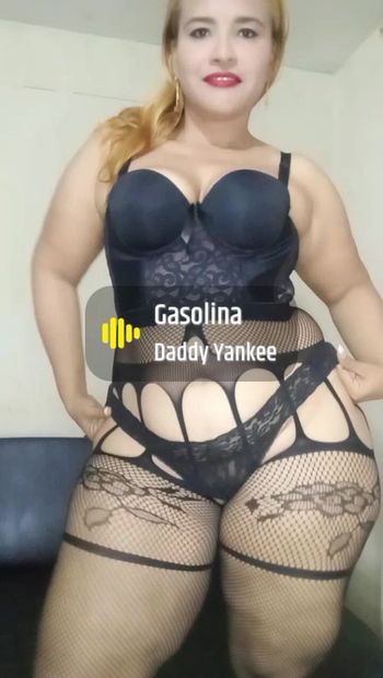 Tlustá Gina Halime ukazuje své erotické spodní prádlo