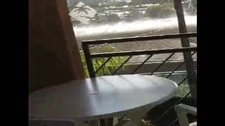Cavalgando um vibrador na frente de uma janela em um hotel do sul da Califórnia