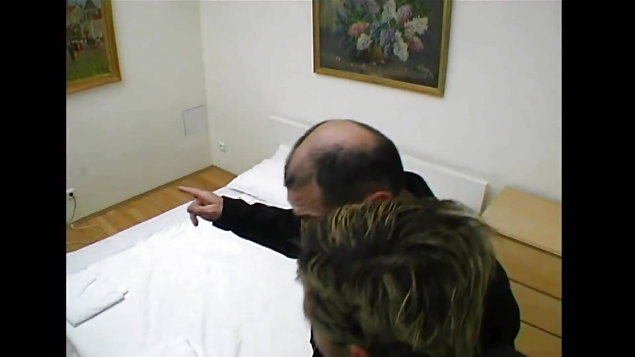 Masturbarea unui cuplu matur în porno retro