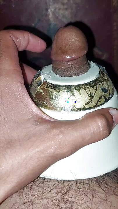 Metí mi polla dentro de la botella y luego me corrí, masturbándome