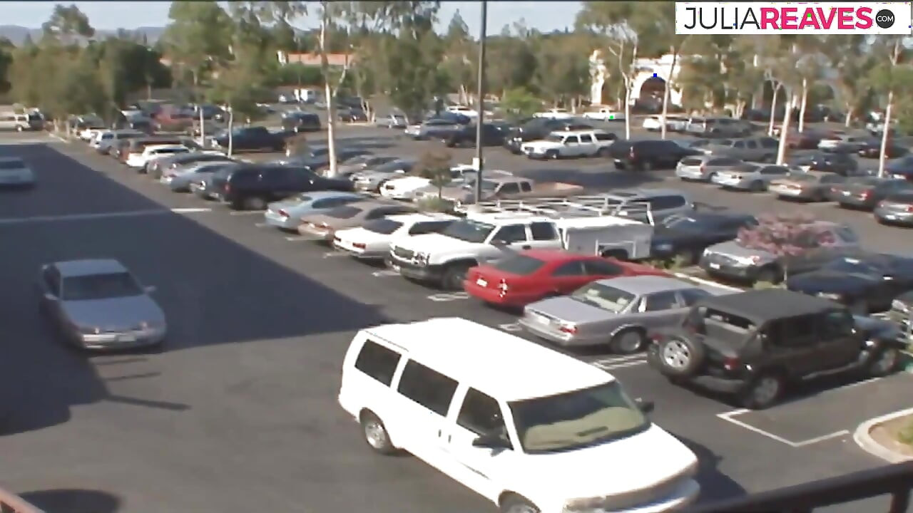 Fetei sexy îi place cum o pulă lungă și neagră alunecă în pizda ei cu piercing