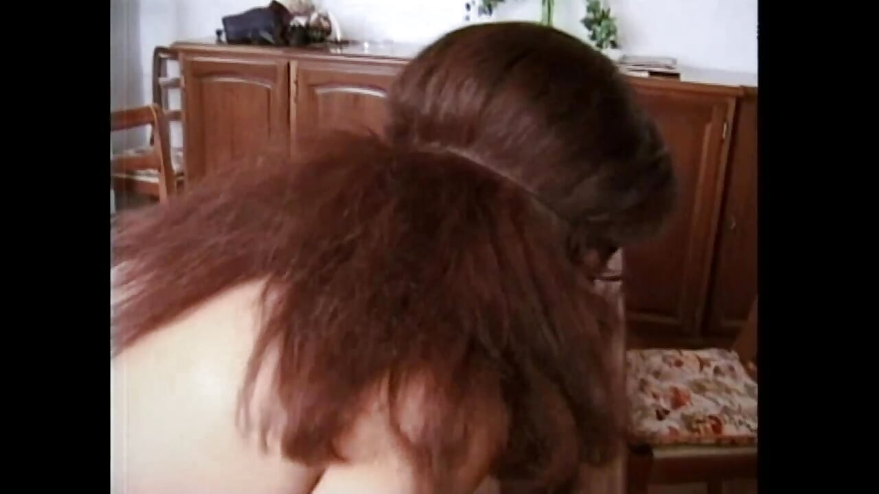 털이 무성한 보지의 아름다운 가면을 쓴 밀프와 거대한 아마추어 자지의 후장 구멍에 사정