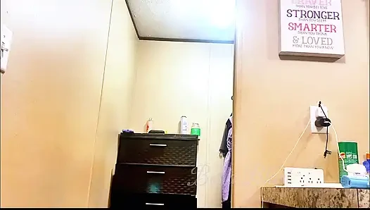 Goyangan pantat bahenolnya seperti nggak ada yang suka nonton pantat bahenolnya!