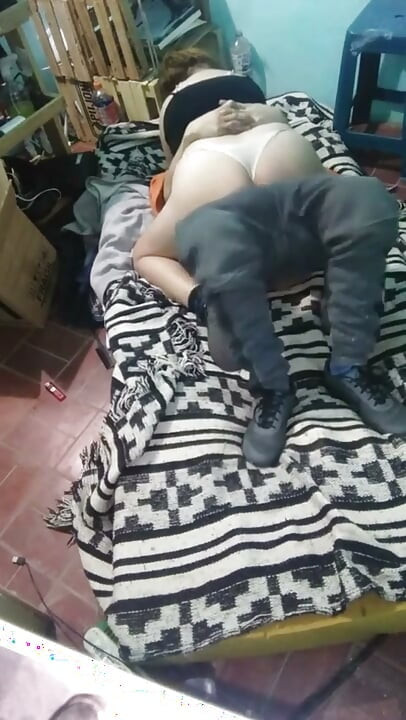 Montanolu kız yerdeki yatakla giyiniyor