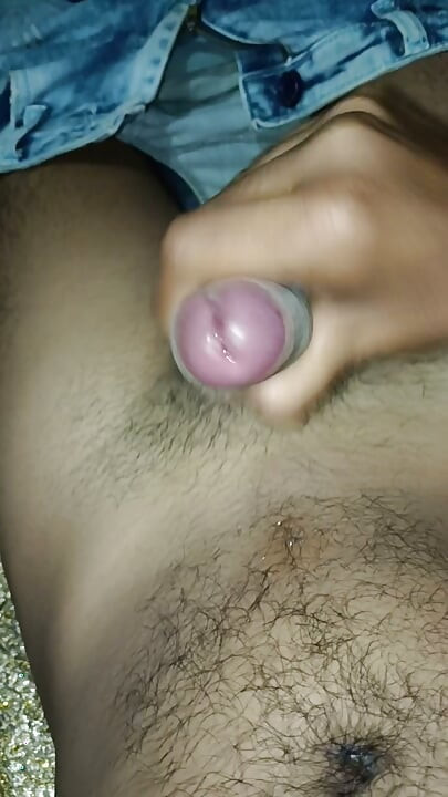 Homens quase não se masturbam na cama, cara indiano lambido e sexy