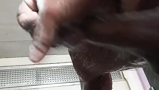 İş yerinde duşta hızlı bir şekilde mastürbasyon