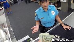 Шлюховатая женщина-полицейский трахает ломбарда за дополнительные деньги