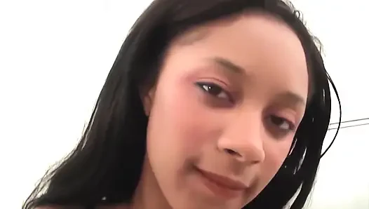 Büyük memeli Tyra Moore büyük beyaz yarağı sikiyor