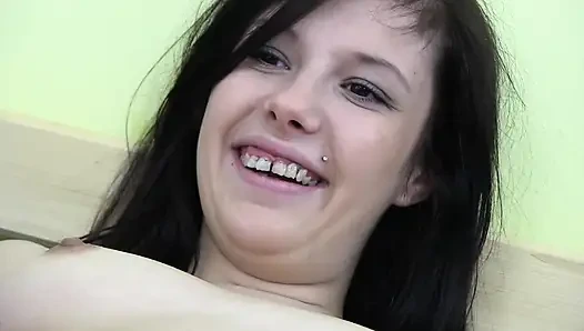 Похотливые девушки-лесбиянки обожают лизать и ублажать друг друга