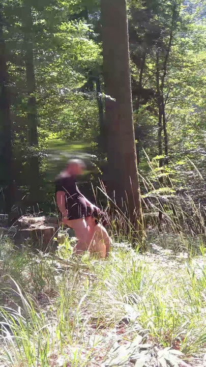 Esposa exhibicionista bebiendo pis y recibiendo facial en el bosque | Clip 1