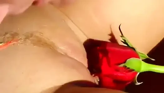 Cewek seksi rambut pirang ini lagi asik muasin memek muncratnya pakai kontol