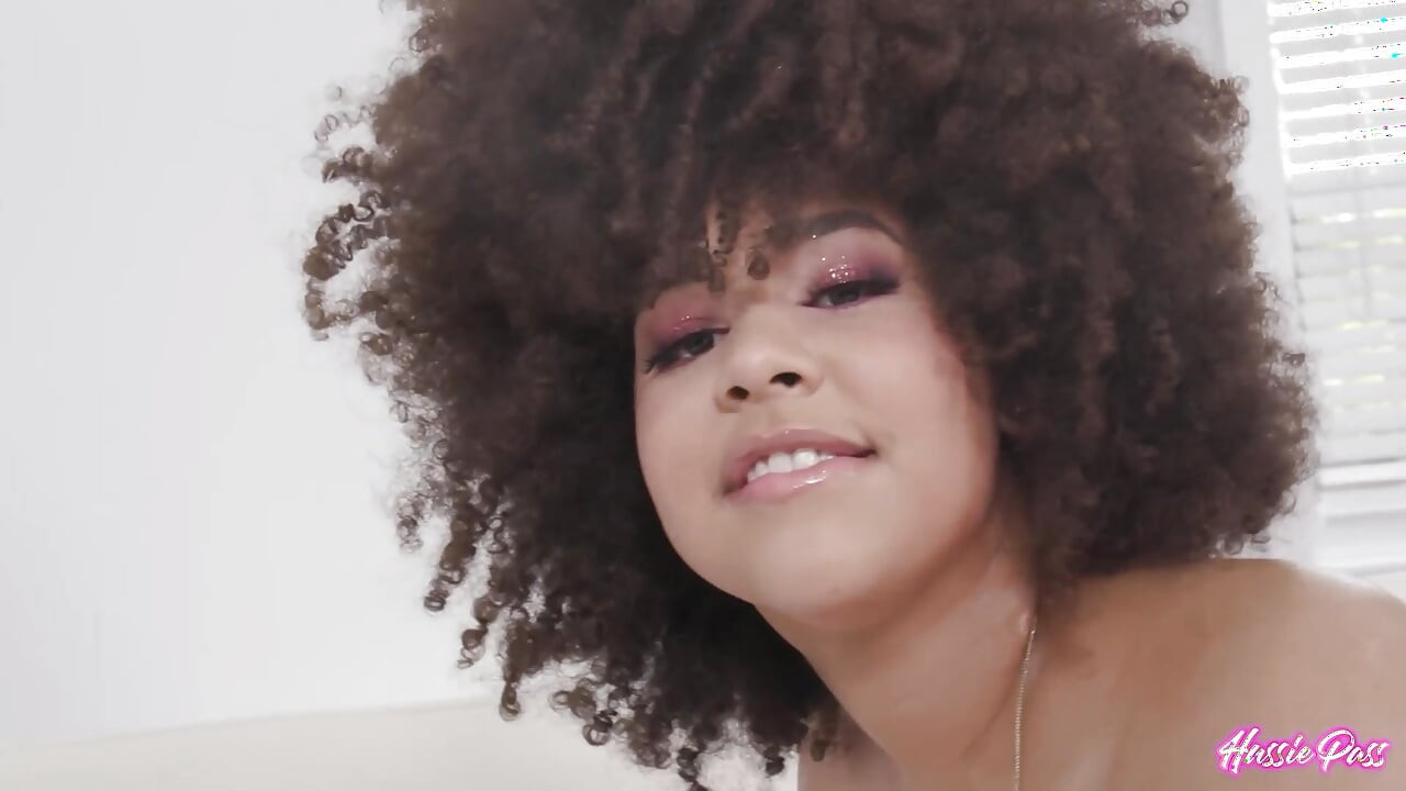 Nina Diaz deixa sua buceta carnuda pingar depois de se masturbar com um vibrador!
