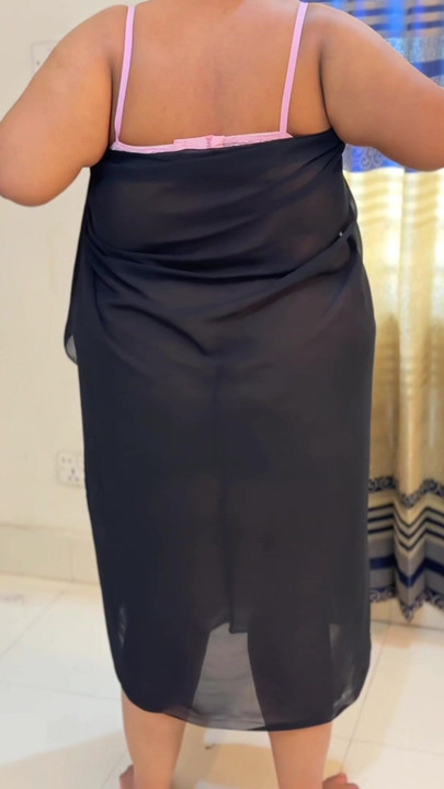 大きな胸と巨大なお尻の裸の義理の妹!