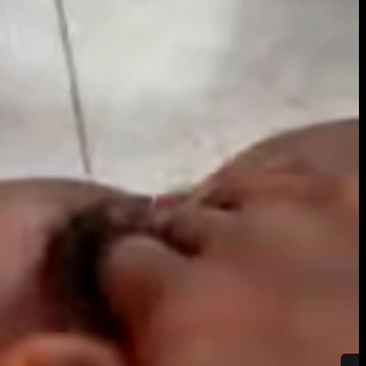 Fată indiană frumoasă singură care își arată pizda