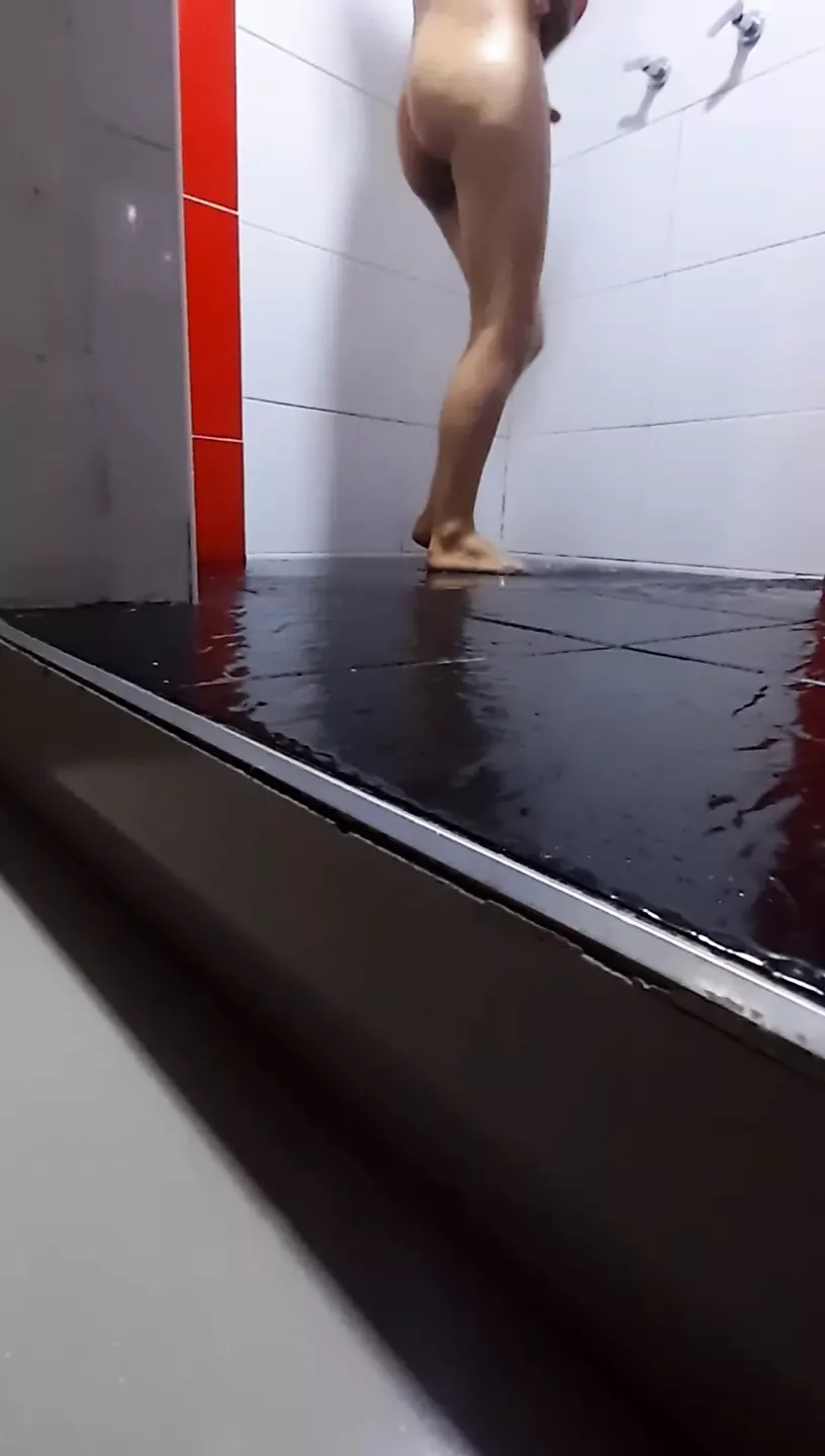 אישה נותנת מציצה עשירה ומזדיינת חזק עם ברונטית גבוהה ועבה בשירותים של מלון