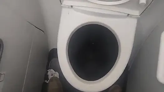 Uçak banyosunda mastürbasyon ve boşalma.