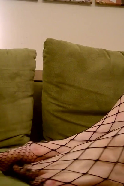 Trans ljepotica seksi mrežaste mreže obožava se igrati stopalima