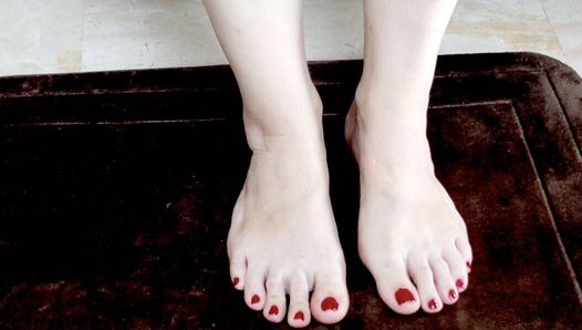 MILF's Feet Posing