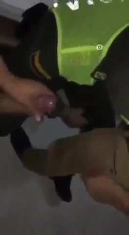 一个警察同性恋吮吸两个鸡巴