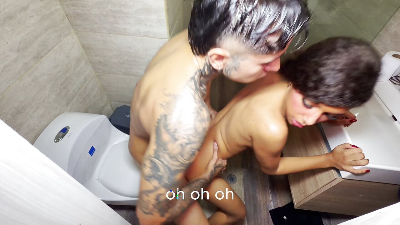 I discover my best friend bathing and I don't get seduced to give me a wild fuck and end up inside!