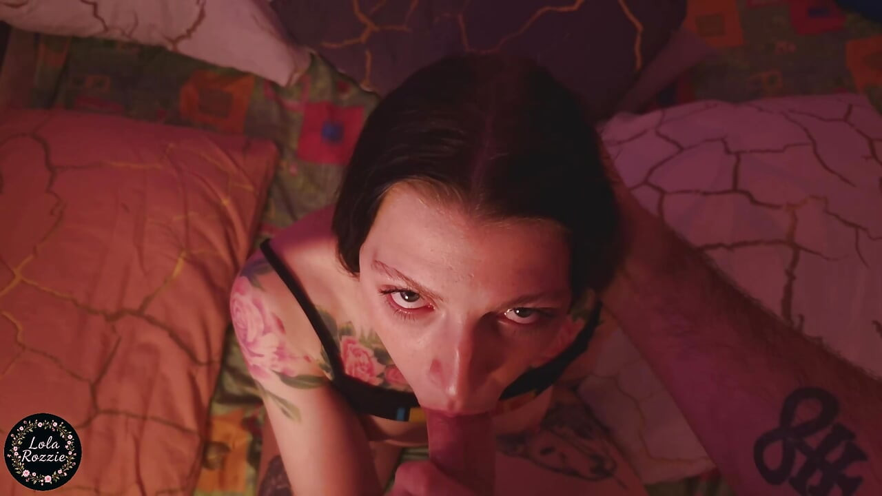 Süße brünette gibt erstaunlichen halsfick blowjob, handjob mit gesichtsbesamung - POV