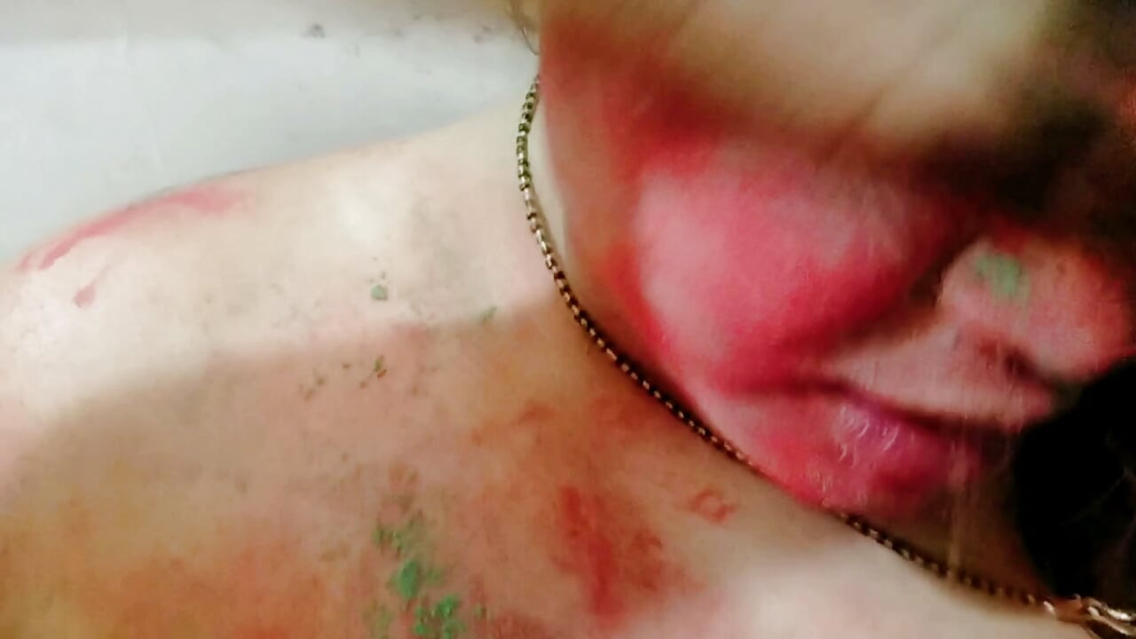 Holi-special: Stiefvater fickt geile stieftochter im badezimmer mit rotemGulal auf ihren dicken titten