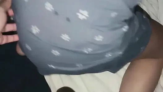 Heiße junge alice lutscht mich, und ich erwische sie auf allen vieren
