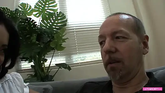 Behaarte college-schönheit reitet harten schwanz