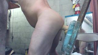 JoeyD's smooth round butt taking mounted dildo deep
