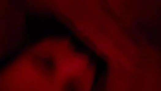 Seksi üvey anne dölle ıslanıyor ve hala 3 delikten büyük yarakla devam ediyor ve her yerine boşalıyor ve sonra götle oynuyor