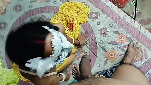 Yenge kocası evde yokken üvey erkek kardeşini seks için odasına çağırdı. Yenge üvey erkek kardeşiyle seks yapıyor