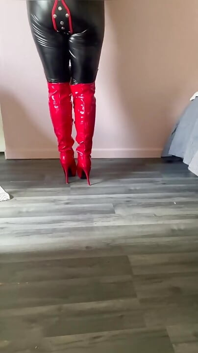 मेरे जांघ-ऊंचे जूते के प्रति पूर्ण समर्पण