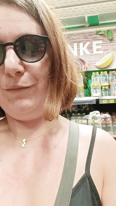 Nymeria Malfoy muestra descaradamente y hace pis en público