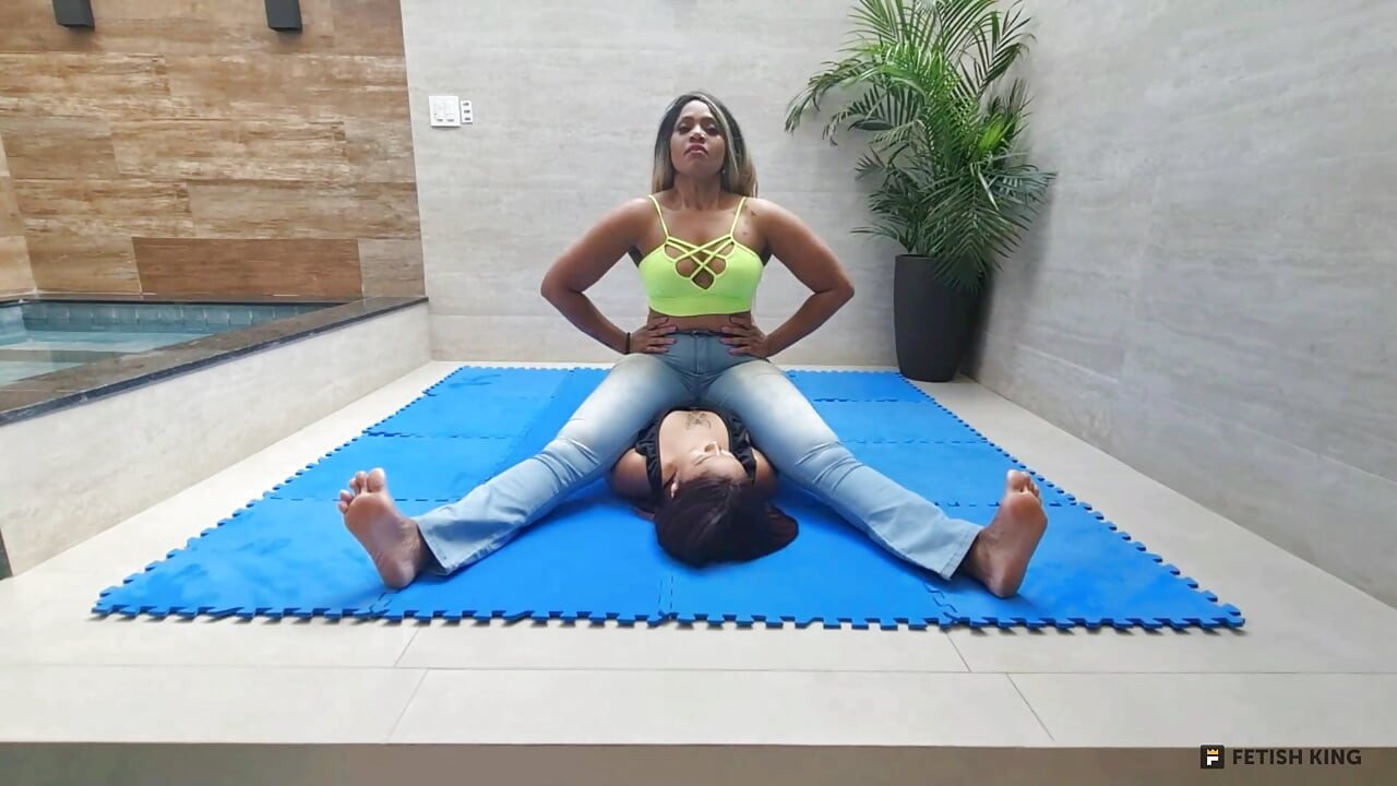 Chest Sitting - Strong Legs and Muscles Lebian Fight Girls