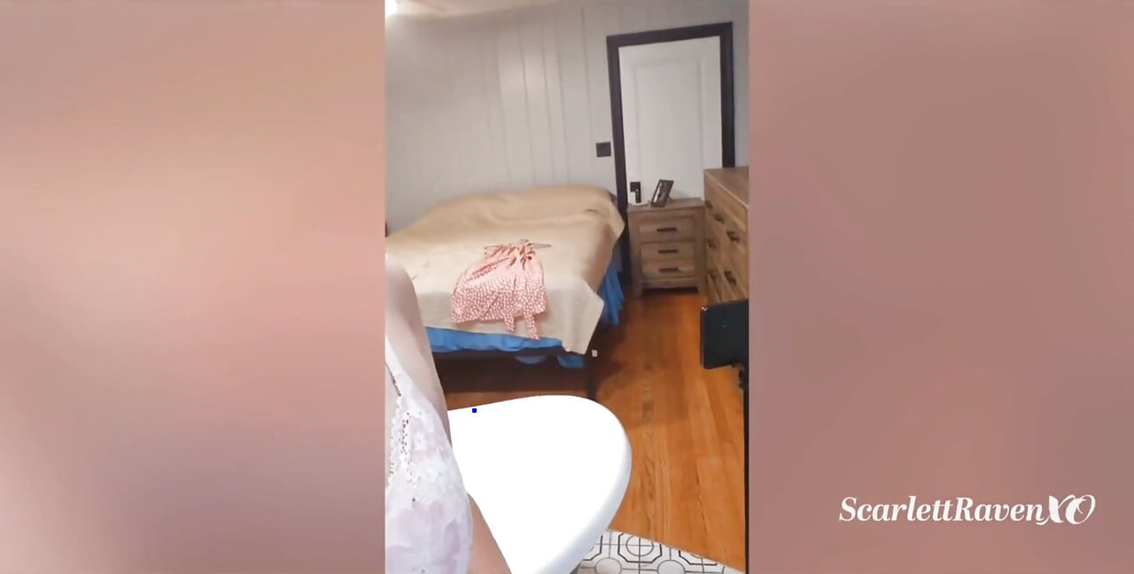 Scarlettravenxo giyiniyor ve mastürbasyona hazır