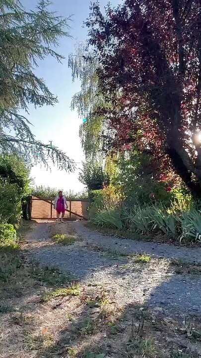 Klædt i en lille fuchsia natkjole til en morgen