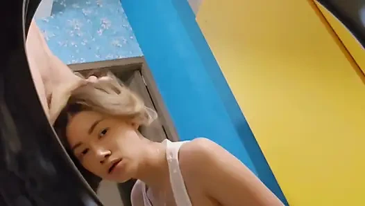 Schwanz in den arsch der stiefmutter stecken, fick ihren mund und ihre haare mit abspritzen auf ihre haare