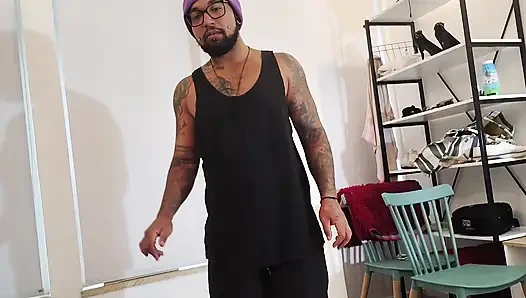 Üvey anne seks bebeğiyle mastürbasyon yapıyor, üvey oğul şehvetle onu gözetliyor.